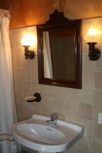 希罗内利亚卡尔西斯特勒度假屋的一间带水槽和镜子的浴室