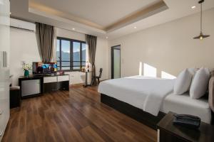 萨帕Sapa Valley view hotel的一间卧室配有一张床和一张书桌及电视