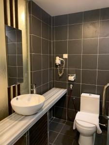 双溪大年T+双溪大年酒店的浴室配有白色卫生间和盥洗盆。