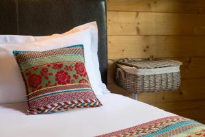 维特拉克Auberge La Tomette, The Originals Relais的一间卧室配有一张带枕头和篮子的床