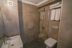 马尔马里斯尤努斯酒店的带淋浴、卫生间和盥洗盆的浴室