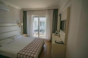 马尔马里斯尤努斯酒店的酒店客房设有一张床和一个阳台。