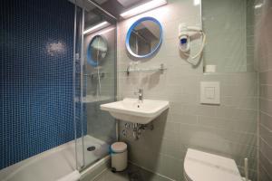 德尔韦尼克Hotel Ivando的一间带水槽、卫生间和镜子的浴室