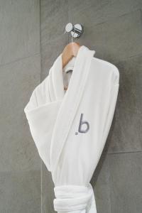 帕拉杜波笛燃及Spa酒店的淋浴衣架上的白色汗衫