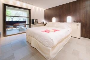 帕拉杜波笛燃及Spa酒店的一间卧室配有一张带白色床单的大床