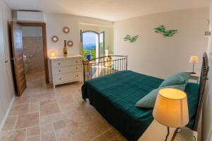 Vistazur Luxueux appartement avec terrasse et piscine客房内的一张或多张床位