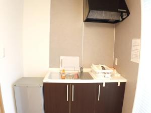 箱根田园箱根度假村的厨房配有水槽和冰箱