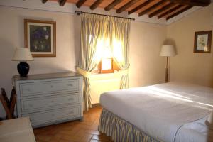 瓦尔的圣卡西亚诺弗昂特德迷迪斯酒店的一间卧室设有一张床和一个窗口