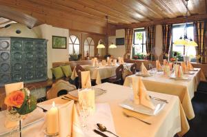 安斯巴赫Hotel-Gasthof Rangau的餐厅设有白色的桌椅和鲜花