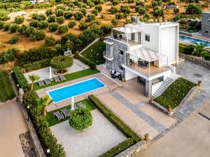 赫索尼索斯Aroma Villas的享有带游泳池的房屋的空中景致