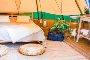 奥尔延Årjäng Camping & Stugor Sommarvik的帐篷内一间卧室,配有一张床