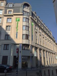 布鲁塞尔Holiday Inn Express Brussels-Grand-Place, an IHG Hotel的前面有标志的大建筑