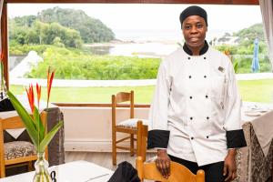 爱德华港河口Spa酒店的厨师站在桌子前