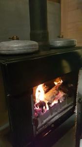 ChampdrayChalet du Spièmont的炉子内有火