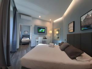 罗马77号家庭食宿酒店的卧室配有一张白色大床
