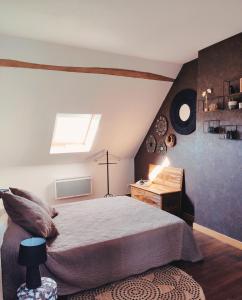 Saint-Aubin-de-LuignéL'Aubinoise的一间卧室配有一张床、一张书桌和一个窗户。