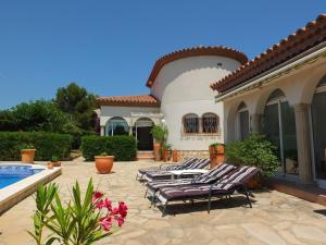 拉梅特拉·德·玛尔Villa Leonore stunning 2bedroom villa with air-conditioning & private swimming pool的一组躺椅在房子前