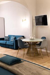 佛罗伦萨PROVENZALE CASA的客厅配有桌子和蓝色沙发