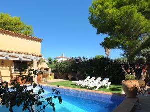 拉梅特拉·德·玛尔Villa Tranquila a charming 4bedroom villa with air-conditioning & private swimming pool的一座房子旁带躺椅的游泳池