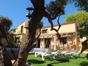 拉梅特拉·德·玛尔Villa Tranquila a charming 4bedroom villa with air-conditioning & private swimming pool的一组椅子在房子前面