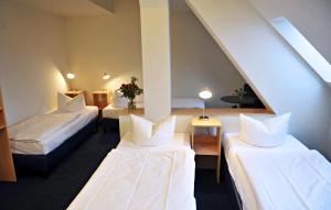 柏林彻斯特罗夫特酒店的酒店客房带两张床和楼梯