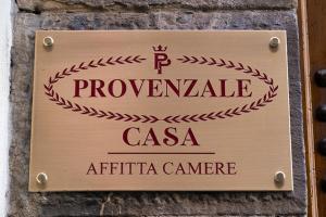 佛罗伦萨PROVENZALE CASA的花圈在建筑物边的标志