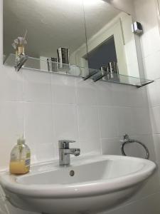 柏林"IDEAL" - für Zwei的浴室水槽配有镜子和1瓶肥皂