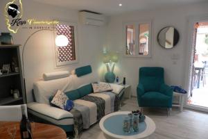 LecciVilla Bleu de Mer - Village Balnéaire San Cyprianu的客厅配有沙发和椅子
