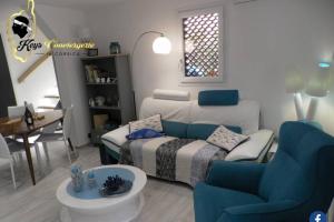 LecciVilla Bleu de Mer - Village Balnéaire San Cyprianu的一个小客厅,配有一张床和一张沙发