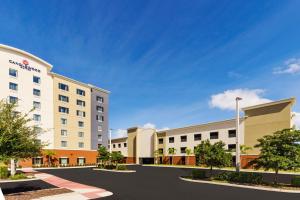 奥兰多Candlewood Suites - Orlando - Lake Buena Vista, an IHG Hotel的酒店前方的 ⁇ 染