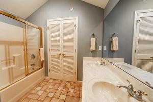 布兰森Legacy at Thousand Hills的带浴缸、水槽和淋浴的浴室