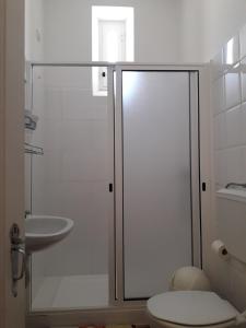 丰沙尔彭邵米拉索尔酒店的带淋浴、卫生间和盥洗盆的浴室