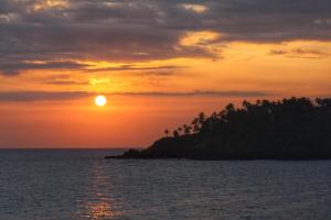 坦加拉The Nest的日落时分在海洋中的岛屿