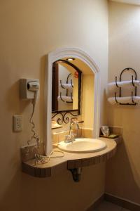 圣克里斯托瓦尔-德拉斯卡萨斯帕拉多玛格丽塔酒店的一间带水槽和镜子的浴室