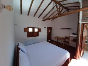 巴里查拉阿特波利斯酒店的卧室配有白色的床和桌子