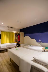 圣保罗圣保罗安汉比宜必思尚品酒店的一间卧室设有两张床和蓝色的墙壁