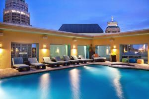 圣安东尼奥Hotel Contessa - Suites on the Riverwalk的一座带椅子的酒店游泳池,一座建筑
