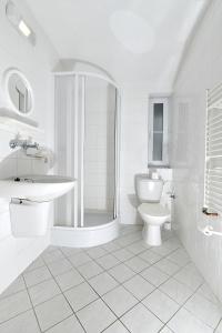 利贝雷茨武叶日喀酒店的白色的浴室设有水槽和卫生间。
