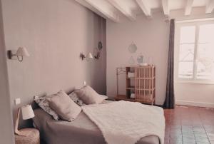 Saint-Aubin-de-LuignéL'Aubinoise的白色的卧室设有床和窗户