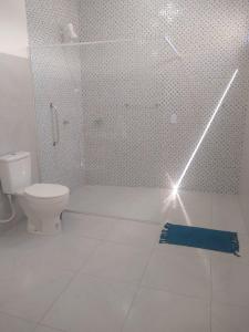 Boqueirão (1)Flor de Mandacaru Pousada的带淋浴和卫生间的白色浴室