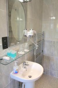 牛津代尔别墅宾馆的一间带水槽和镜子的浴室