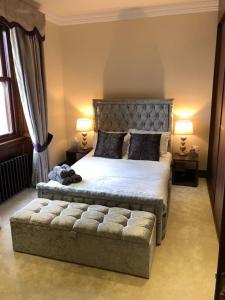 Beautiful 4-Bed Villa in Glasgow客房内的一张或多张床位
