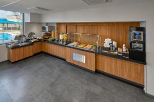 Heroica CaborcaCity Express by Marriott Caborca的厨房配有带食物的柜台