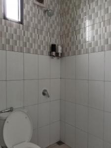 Wonosari纽奥尔琳德斯旅馆的一间带卫生间和淋浴的浴室