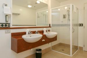 陶波陶波怀拉基度假酒店的一间带两个盥洗盆和淋浴的浴室