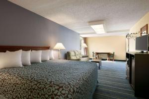 Days Inn by Wyndham Clearwater/Central客房内的一张或多张床位