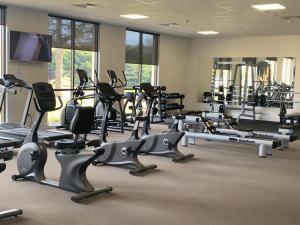 WallanHidden Valley Resort的健身房设有数台跑步机和有氧运动器材