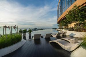 华欣华欣瓦纳纳瓦假日度假酒店的一个带游泳池和椅子的度假胜地和一座建筑