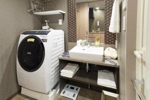 东京MONday Apart Premium 日本橋的一间带洗衣机和水槽的浴室