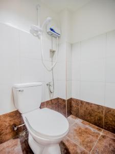 宿务Gplace Hotel的一间带卫生间和淋浴的浴室